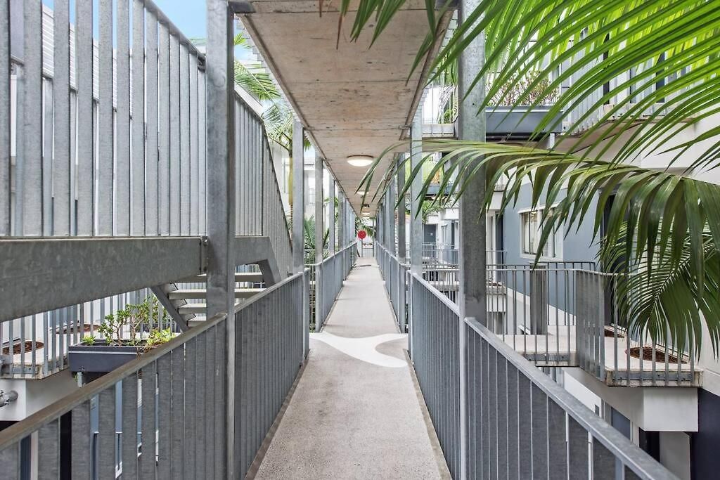 & Stylish! 1bed/1bath/1car ~ 5 Mins To Cbd Apartment