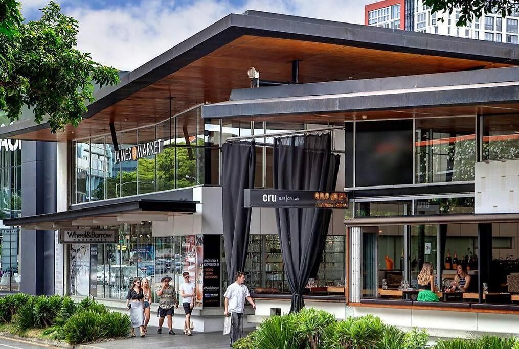 Apartment & Stylish! 1bed/1bath/1car ~ 5 Mins To Cbd Brisbane