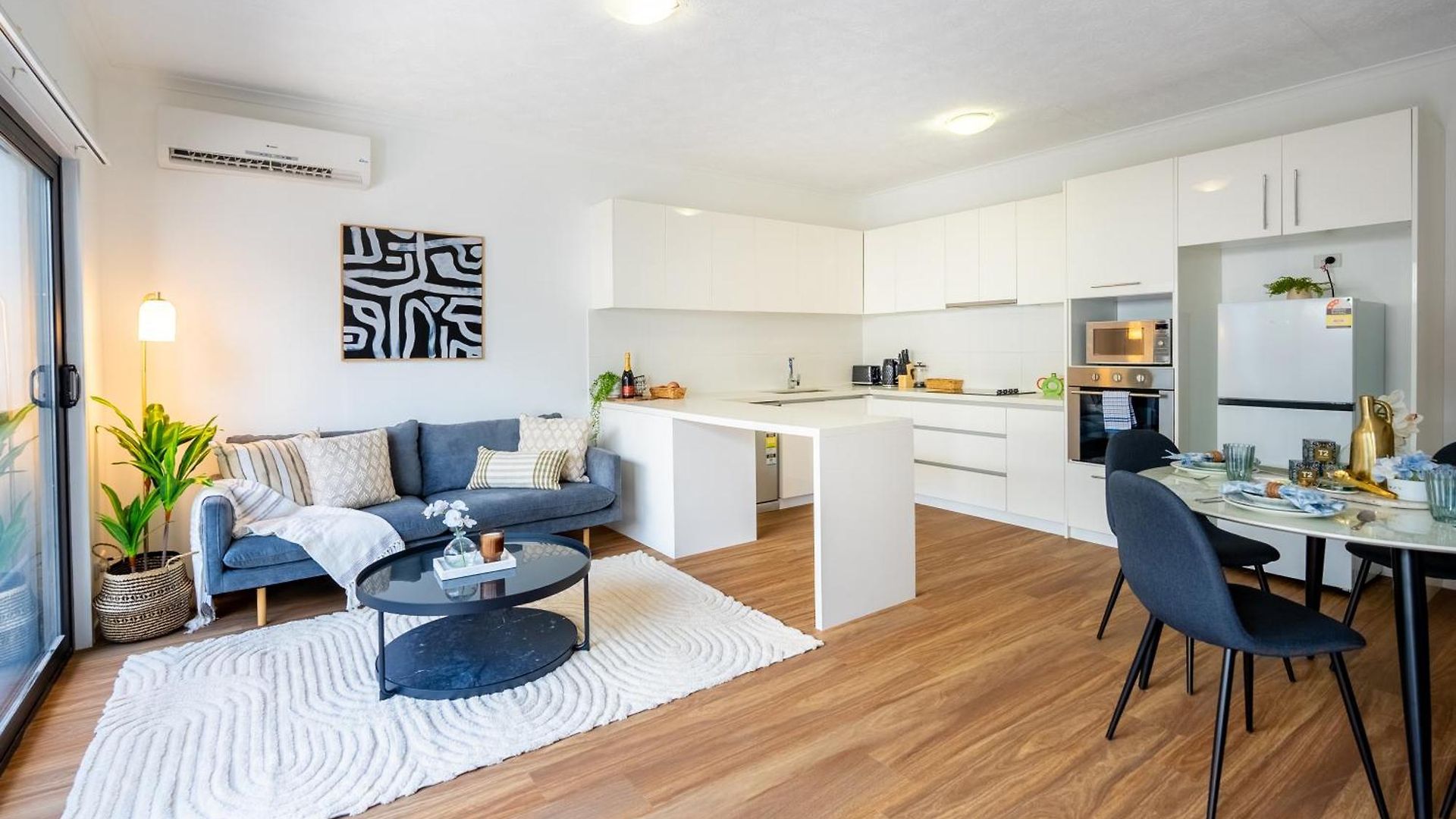 Balmoral - Airy & Light-filled Edge Comfort Apartment *
