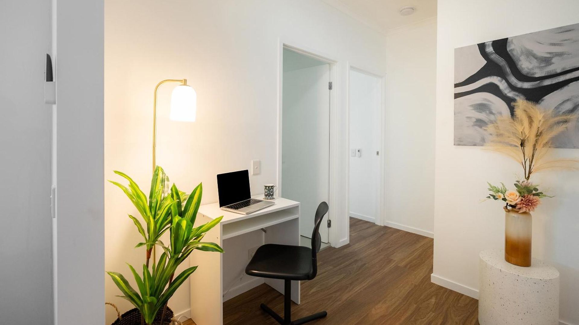 Balmoral - Airy & Light-filled Edge Comfort Apartment *