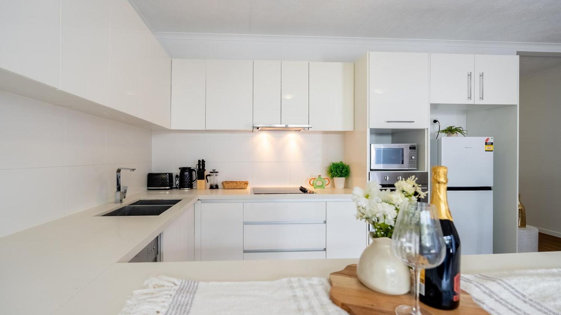 Balmoral - Airy & Light-filled Edge Comfort Apartment