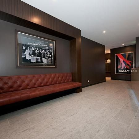 Discover Urban Bliss In Our 1-bedroom King Bed Apartment! Views And Cultural Gems