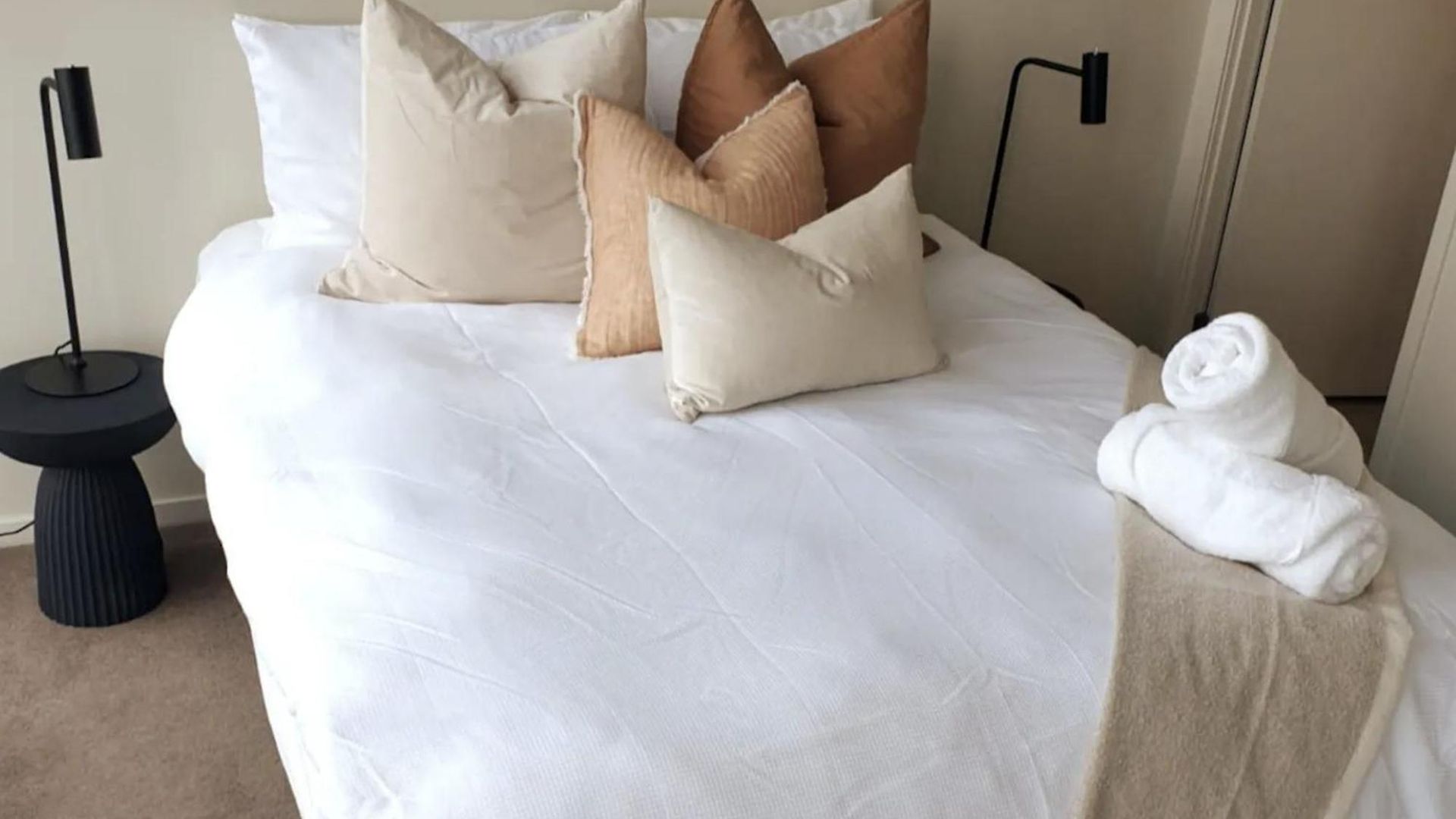 Executively Inspired - 2 Bed 2 Bath On Queen St With Carpark Fast Wifi Rooftop Pool And Sleeps 5 Apartment
