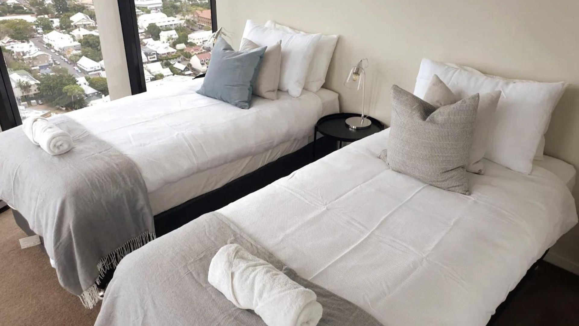 Executively Inspired - 2 Bed 2 Bath On Queen St With Carpark Fast Wifi Rooftop Pool And Sleeps 5 *