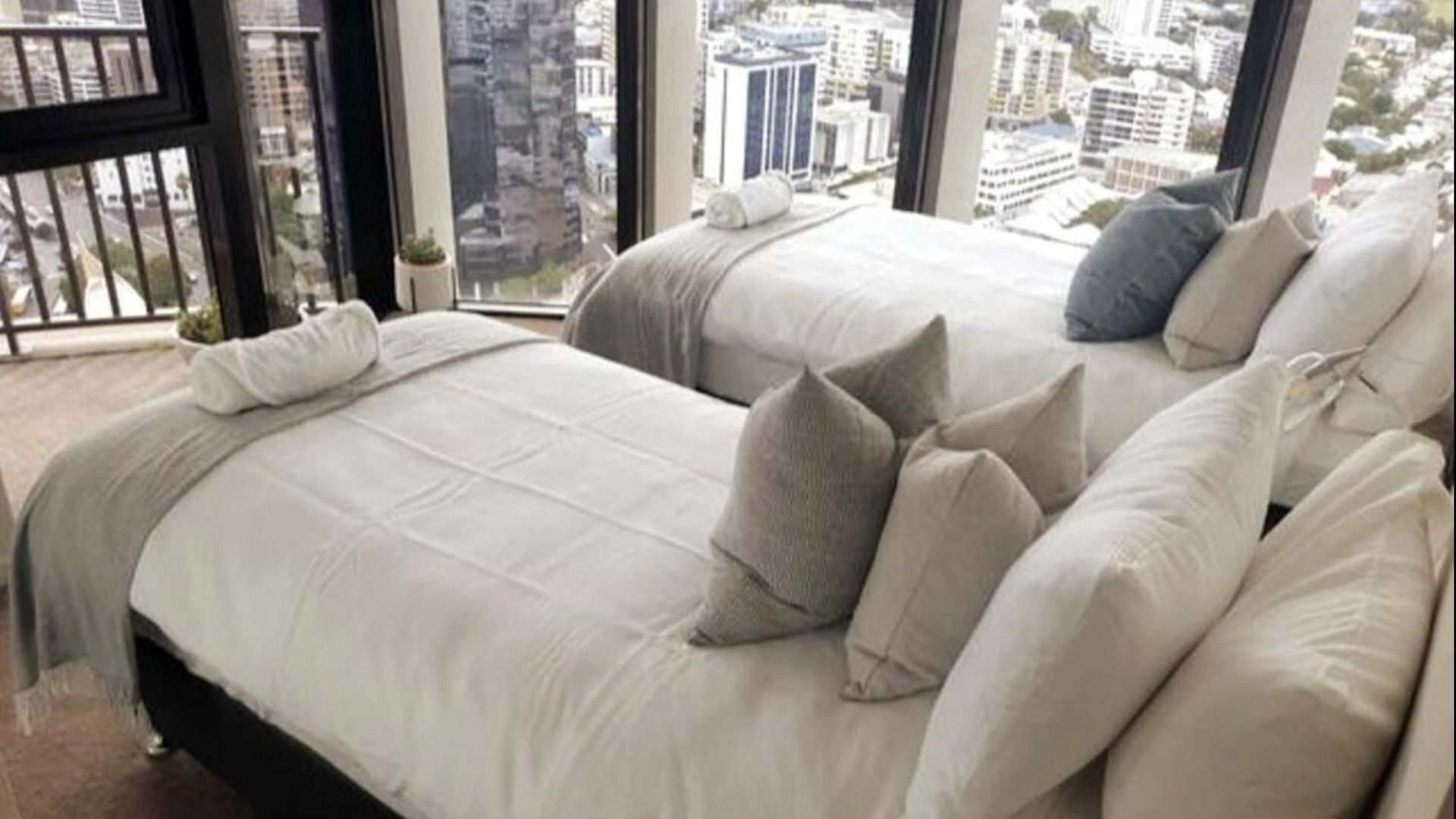 Executively Inspired - 2 Bed 2 Bath On Queen St With Carpark Fast Wifi Rooftop Pool And Sleeps 5