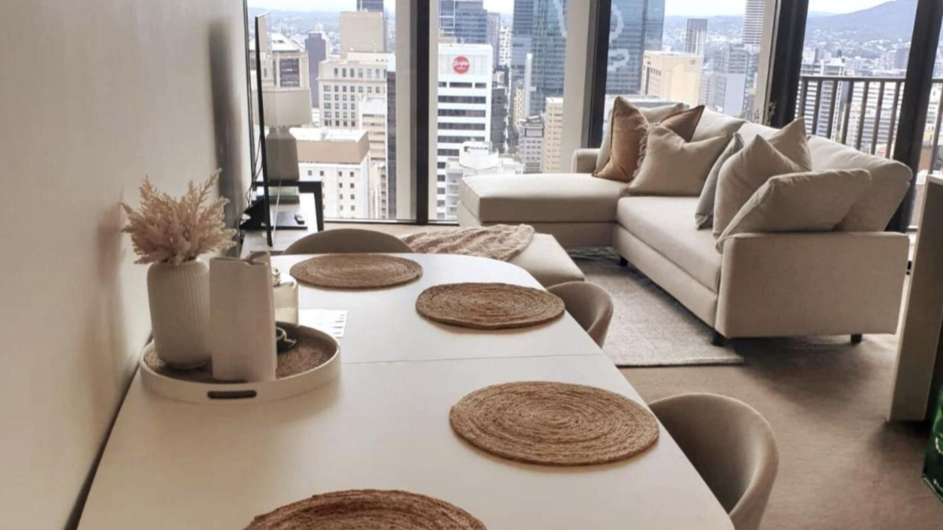 Executively Inspired - 2 Bed 2 Bath On Queen St With Carpark Fast Wifi Rooftop Pool And Sleeps 5 *
