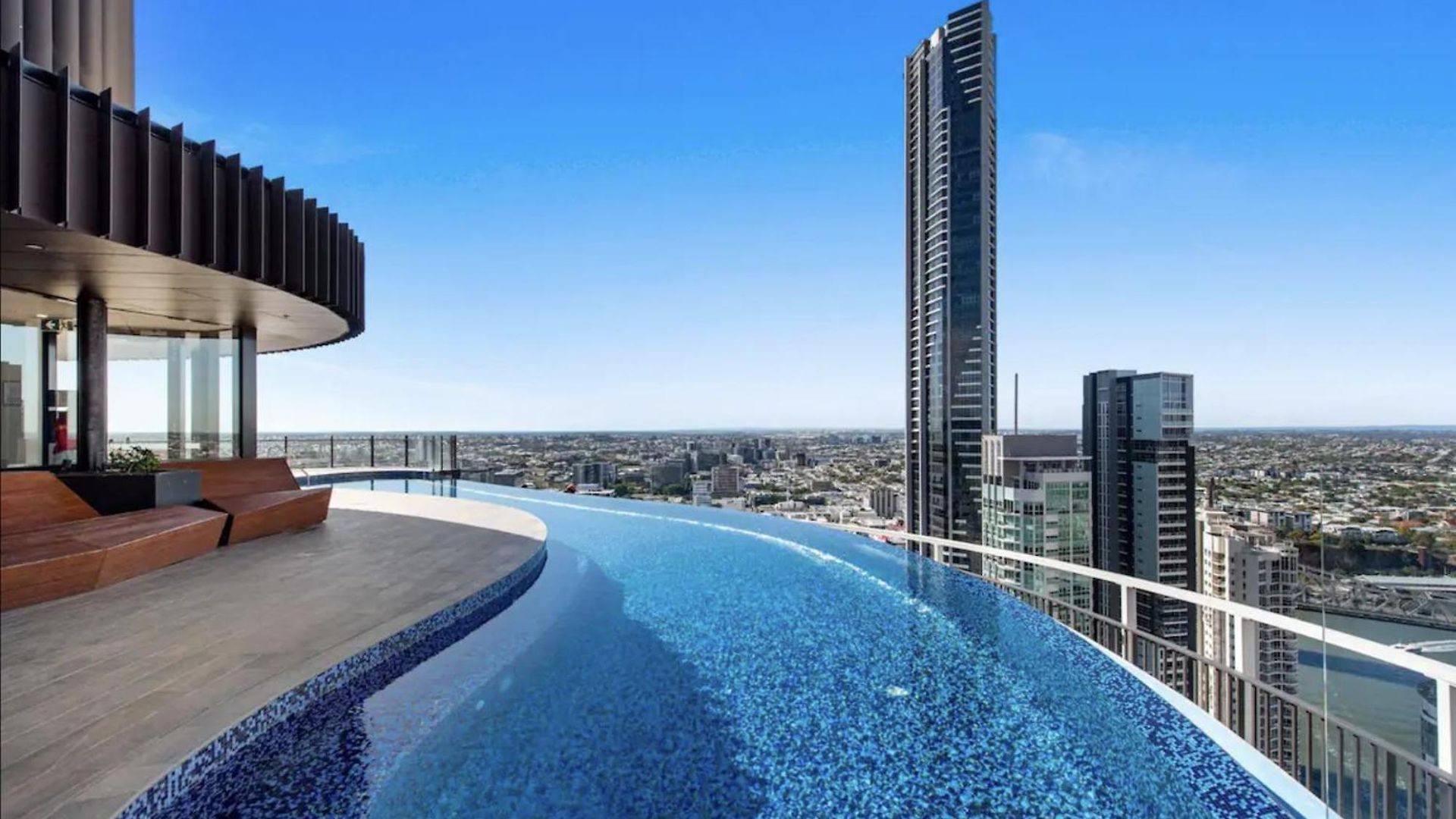 Executively Inspired - 2 Bed 2 Bath On Queen St With Carpark Fast Wifi Rooftop Pool And Sleeps 5 Apartment