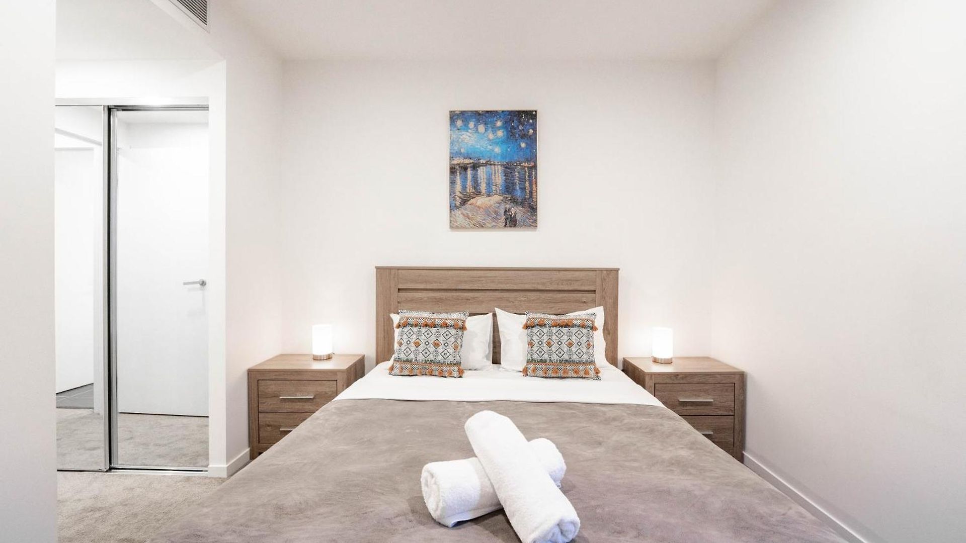 Urban Elegance 2b2b W Parking, Pool South M1