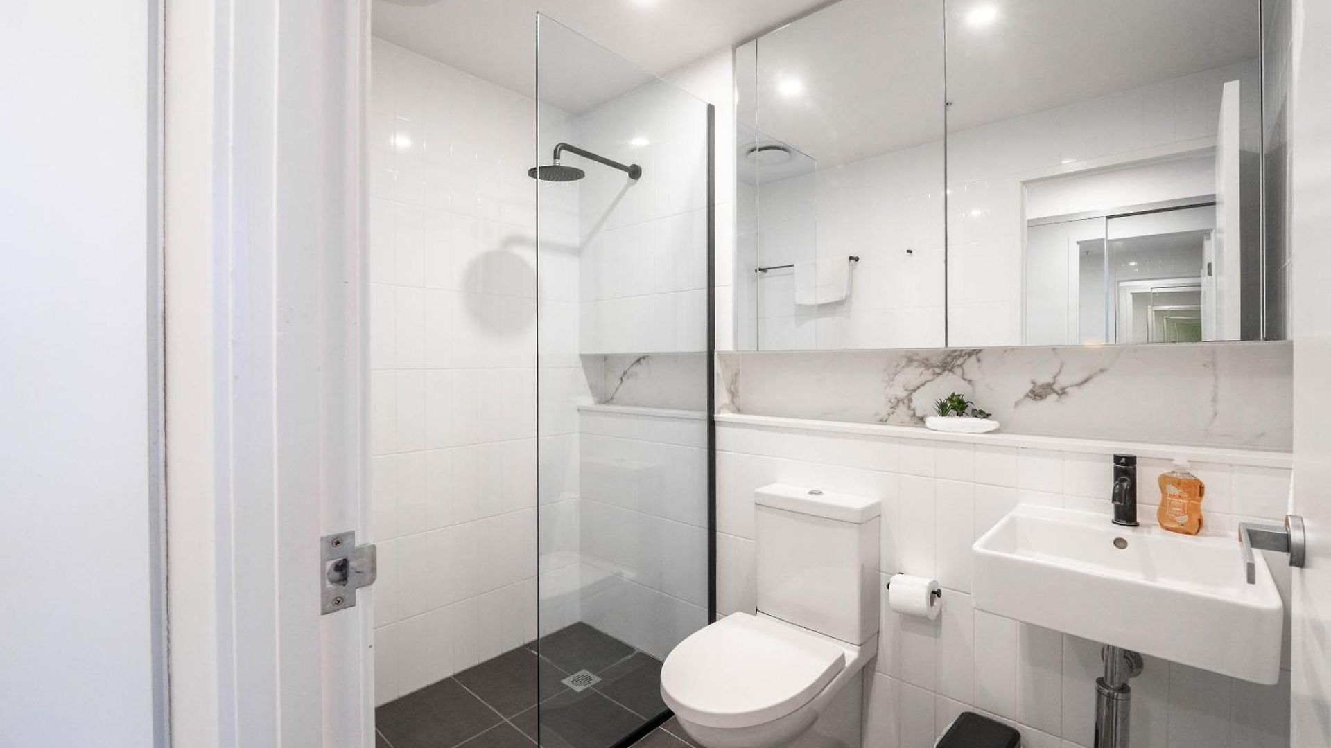 Urban Elegance 2b2b W Parking, Pool South M1