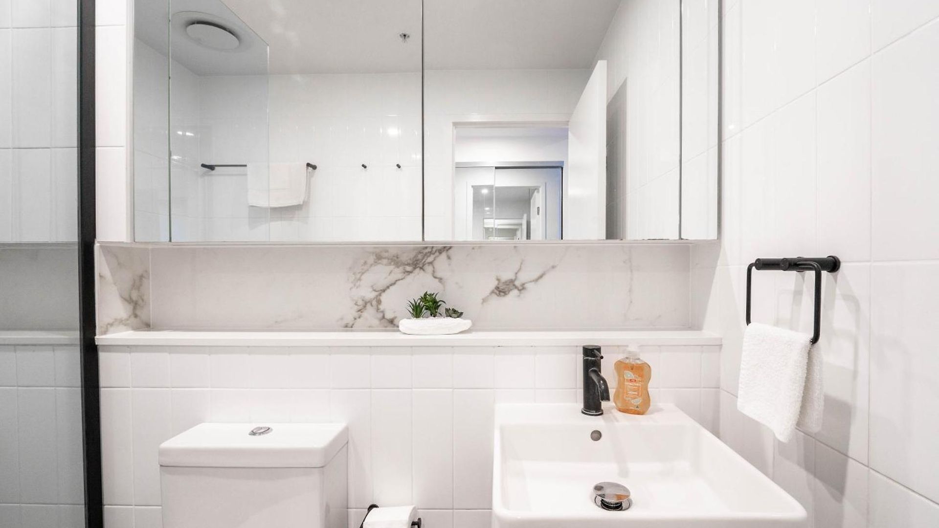 Urban Elegance 2b2b W Parking, Pool South M1 Apartment