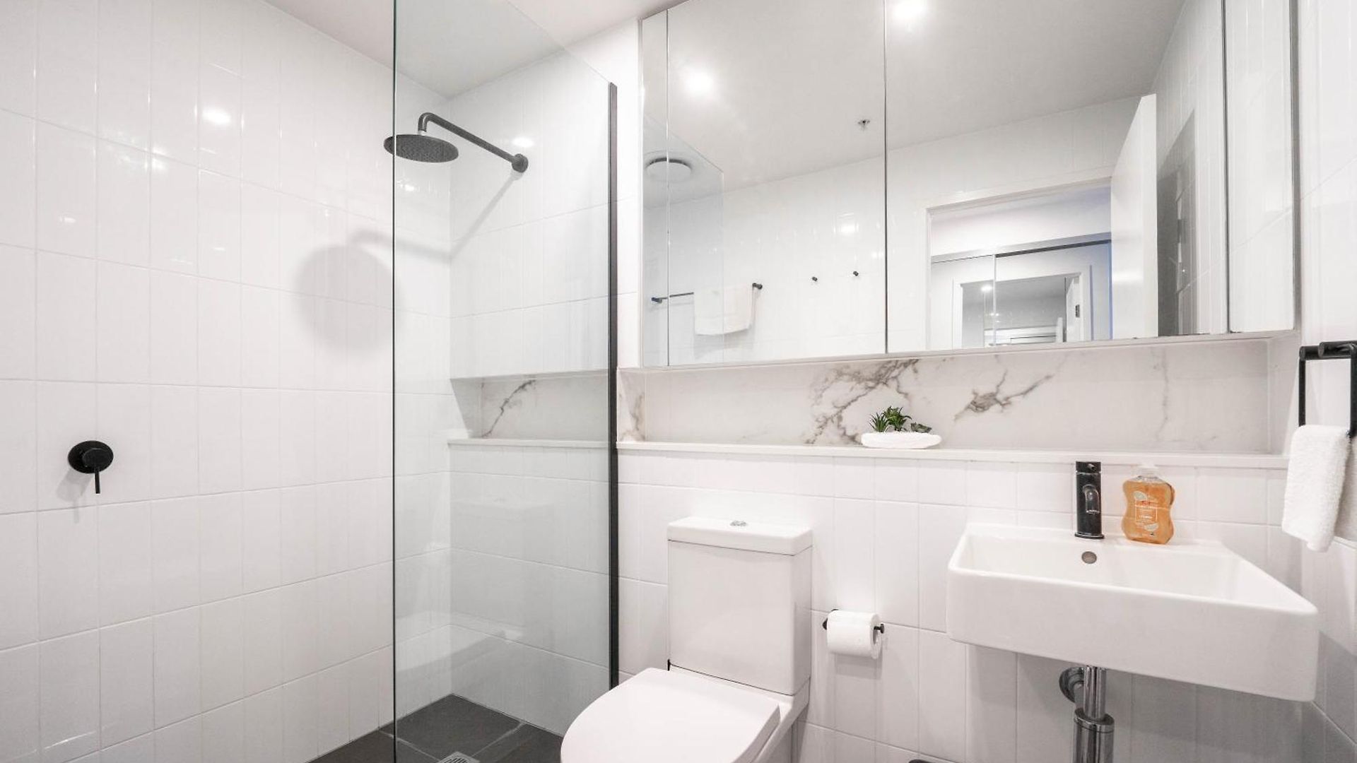Urban Elegance 2b2b W Parking, Pool South M1