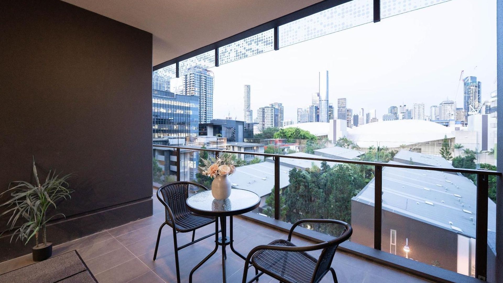 Urban Elegance 2b2b W Parking, Pool South M1 Apartment *