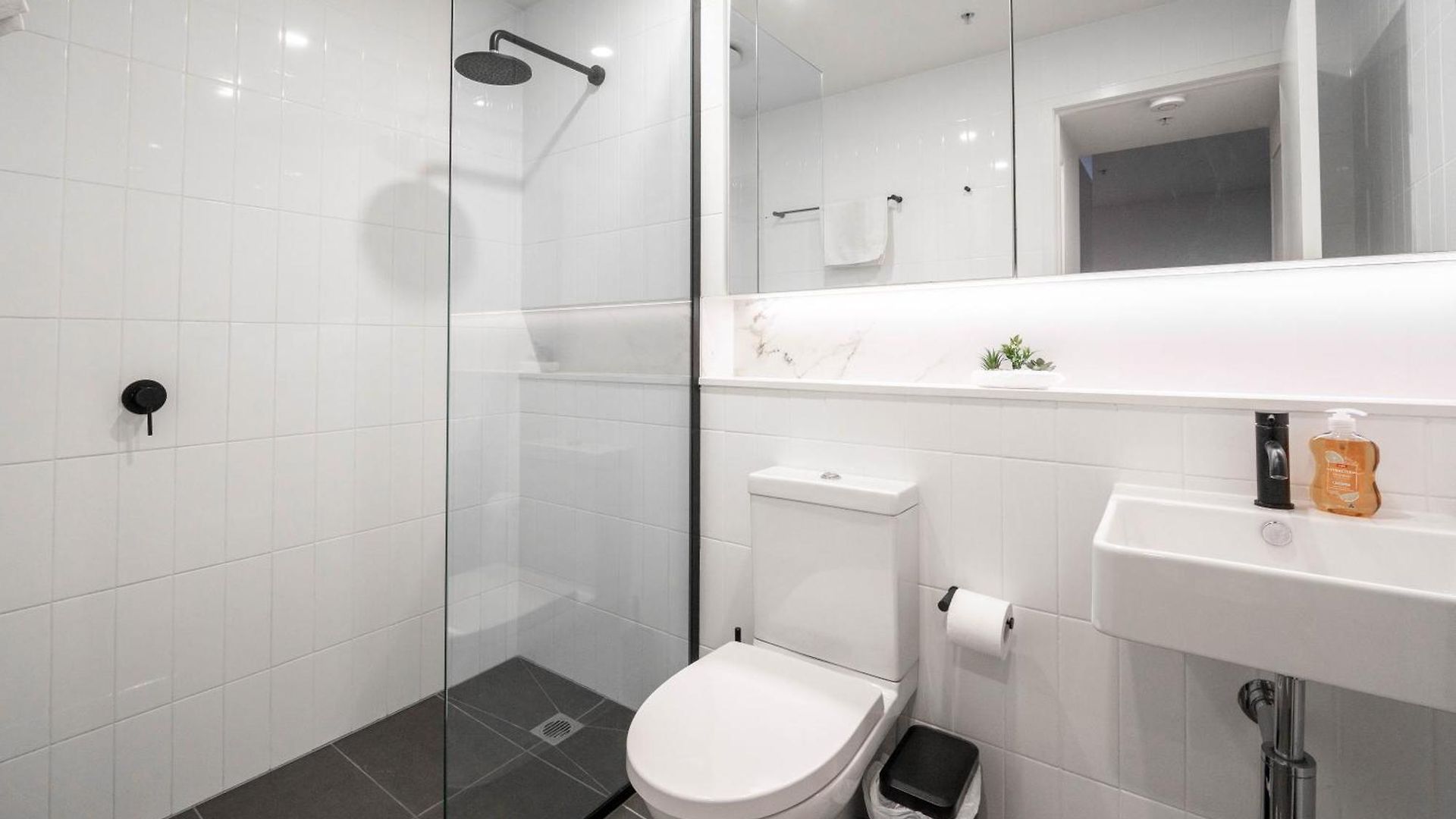 Urban Elegance 2b2b W Parking, Pool South M1 *