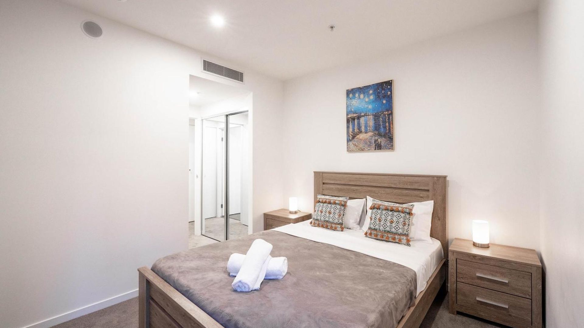 Urban Elegance 2b2b W Parking, Pool South M1