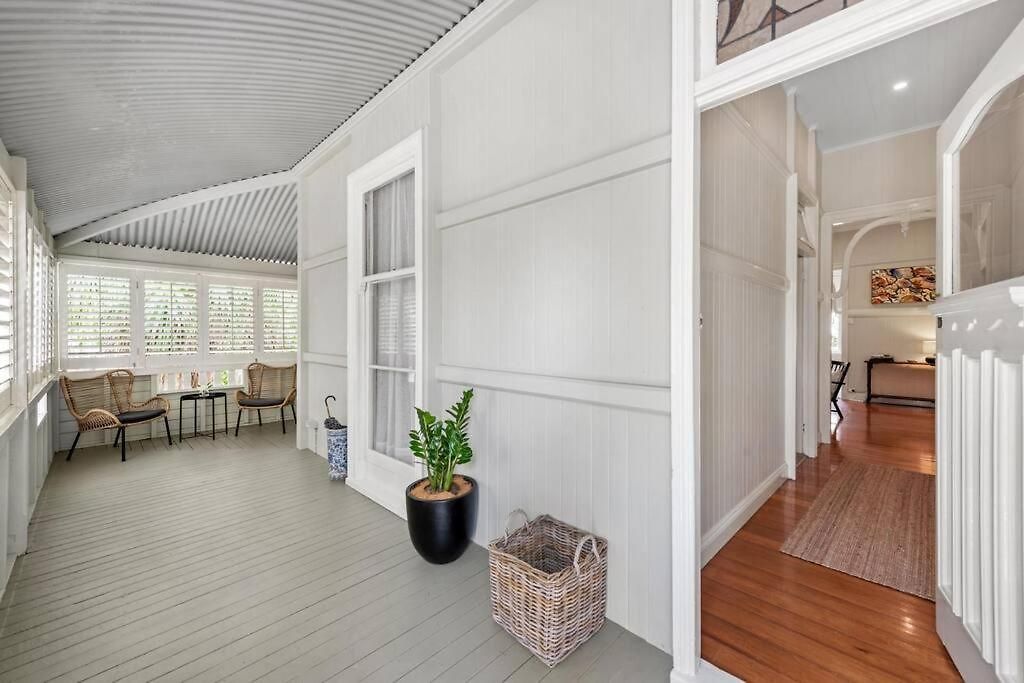 Holiday home Poppy's Place! 4bed/1bath/2car/views/house ~bardon Brisbane