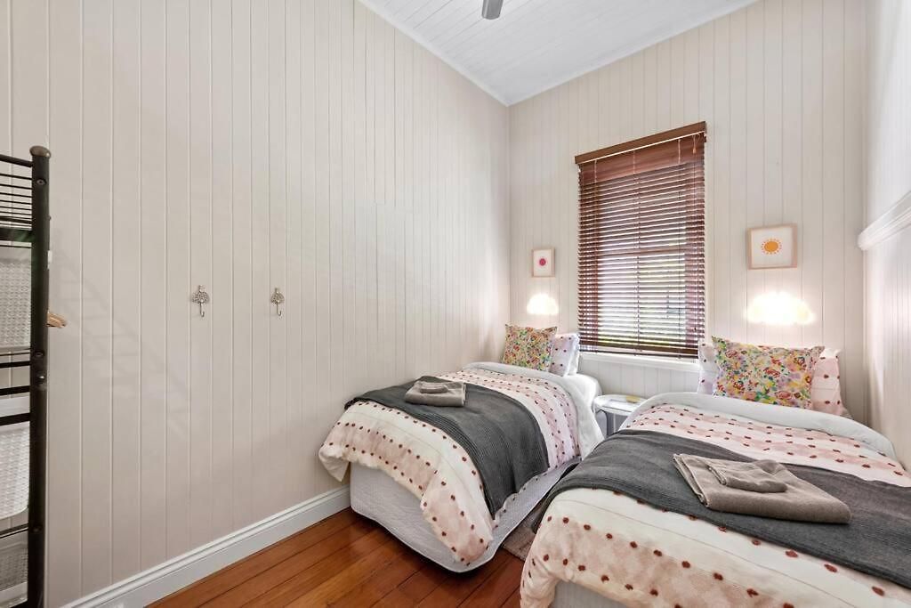 Poppy's Place! 4bed/1bath/2car/views/house ~bardon Brisbane