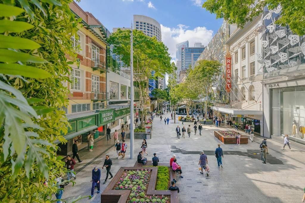 Centre! 1bed/1bath/study/1car/balcony ~ Cbd Apartment