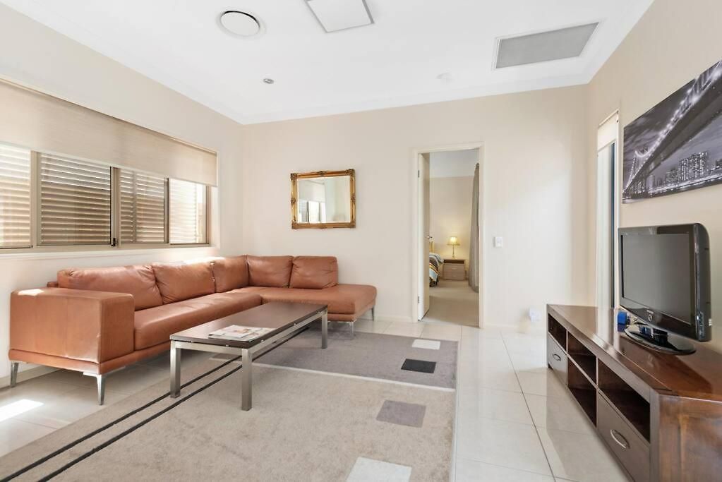 Impeccable Modern 1 Bedroom ~ Taringa Brisbane