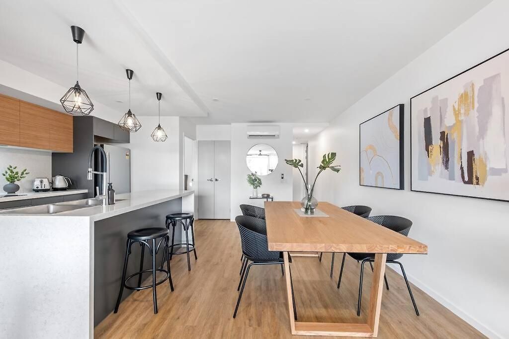Stylish & Superb! 2bed/2bath/1car~ Walk To Cbd Apartment