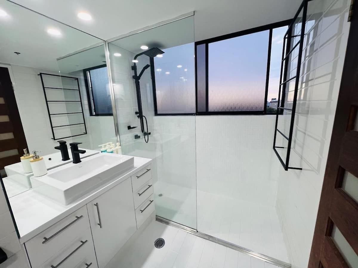 Heart Of Brisbane's Cbd High-level River Views Apartment