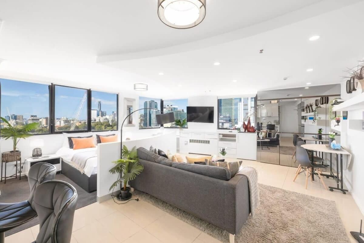 Heart Of Brisbane's Cbd High-level River Views Apartment *