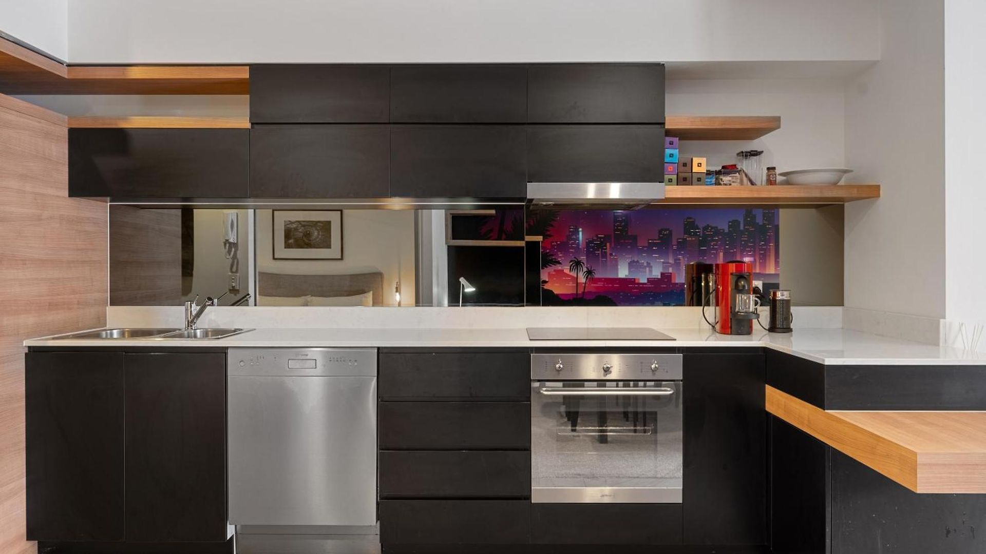 Discover Urban Bliss In Our 1-bedroom King Bed Apartment! Views And Cultural Gems *