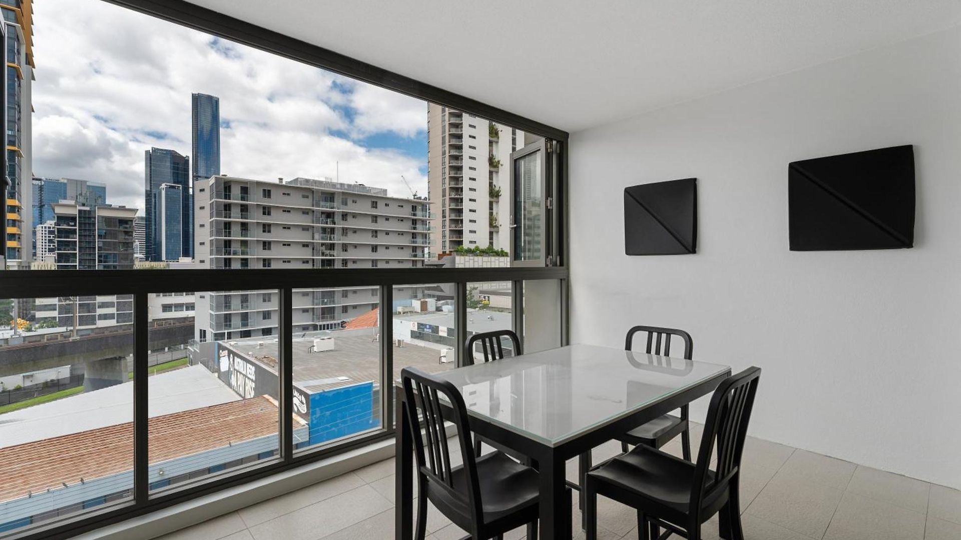 Apartment Discover Urban Bliss In Our 1-bedroom King Bed Apartment! Views And Cultural Gems