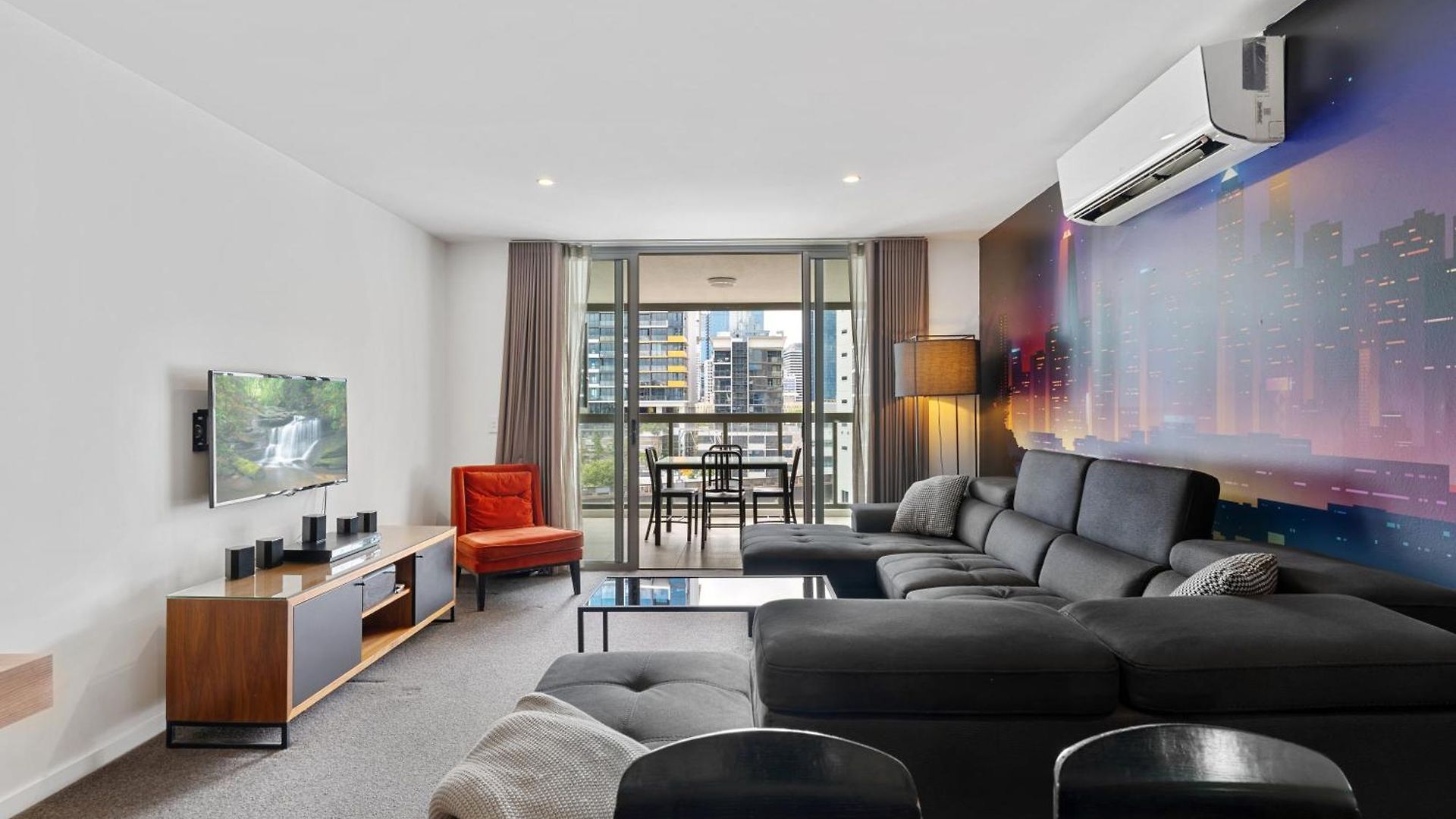 Discover Urban Bliss In Our 1-bedroom King Bed Apartment! Views And Cultural Gems Apartment Brisbane