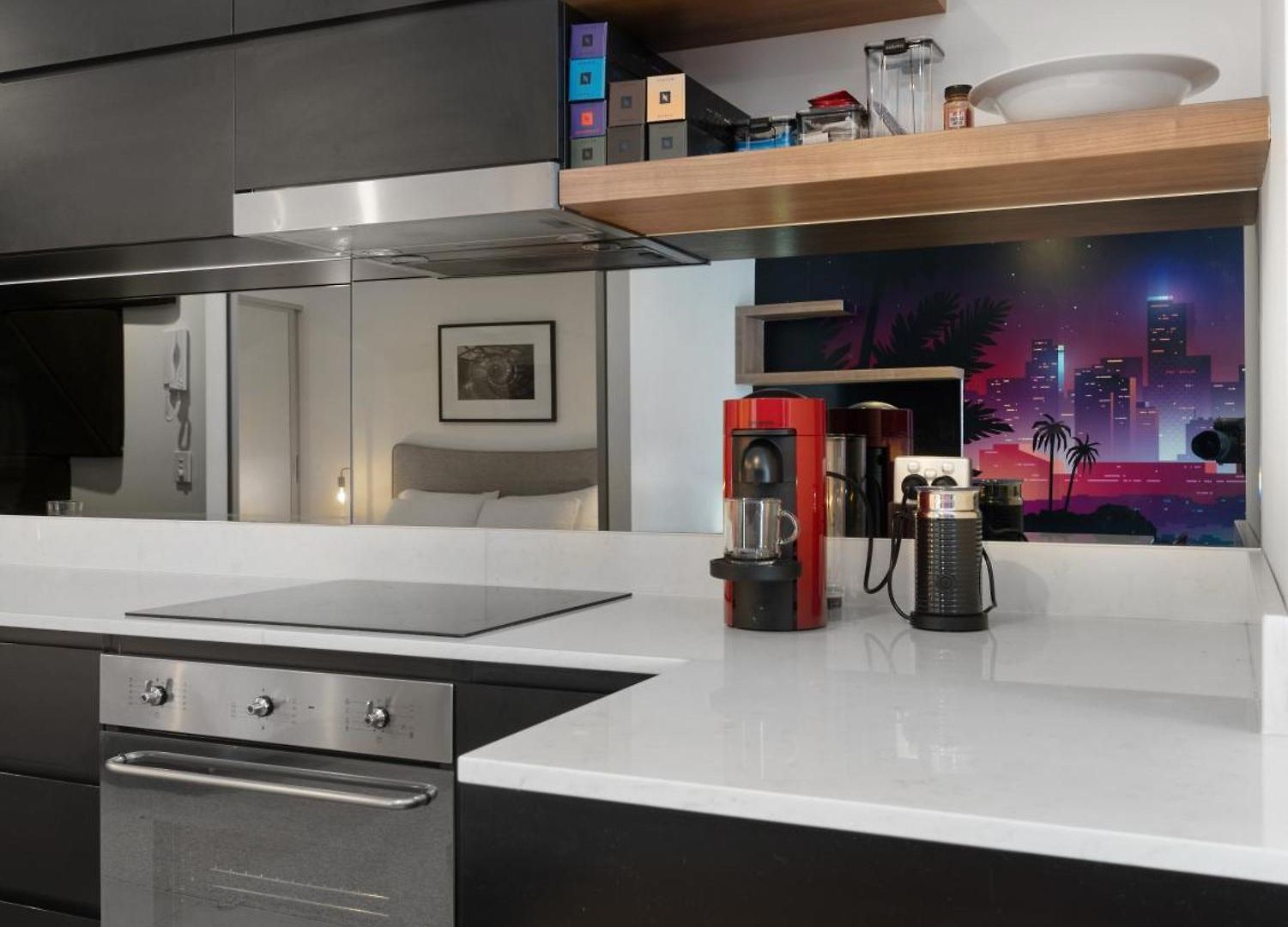 Discover Urban Bliss In Our 1-bedroom King Bed Apartment! Views And Cultural Gems