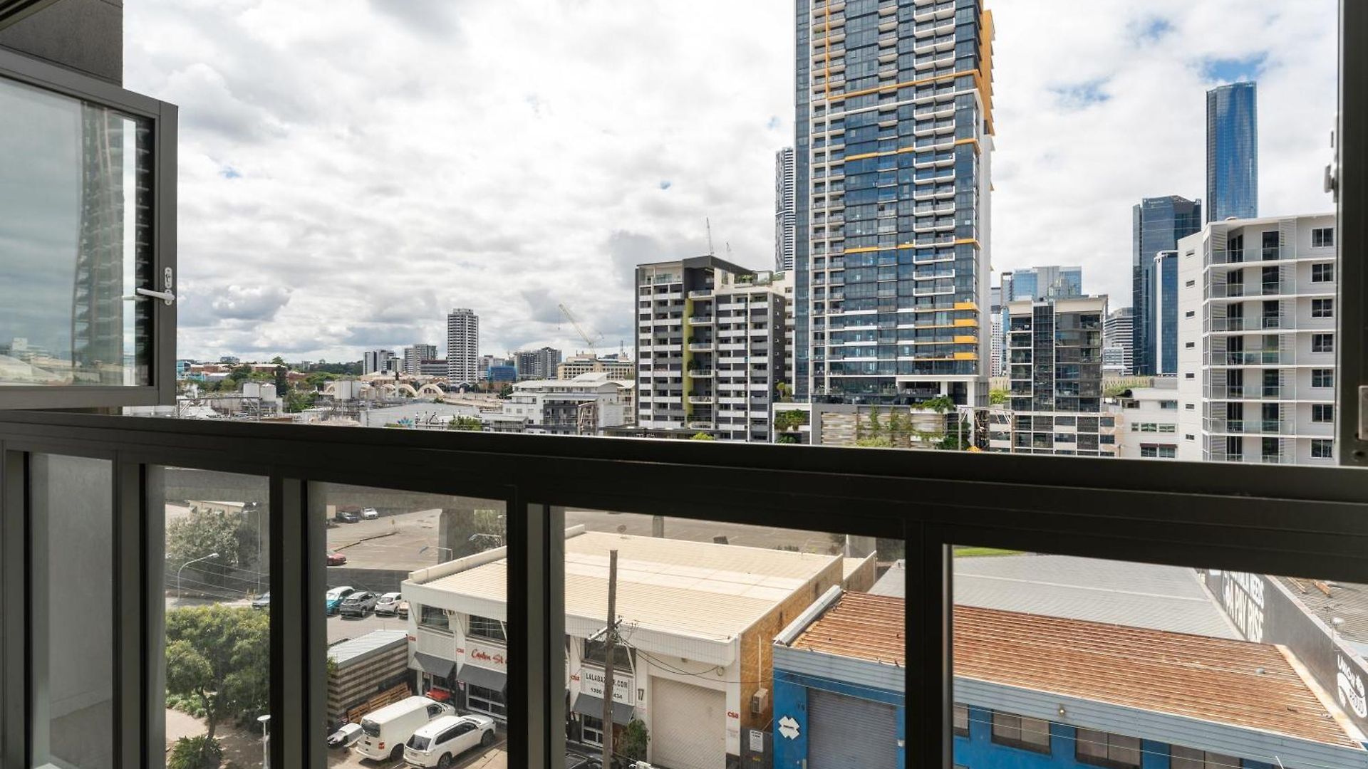 Discover Urban Bliss In Our 1-bedroom King Bed Apartment! Views And Cultural Gems Apartment Brisbane