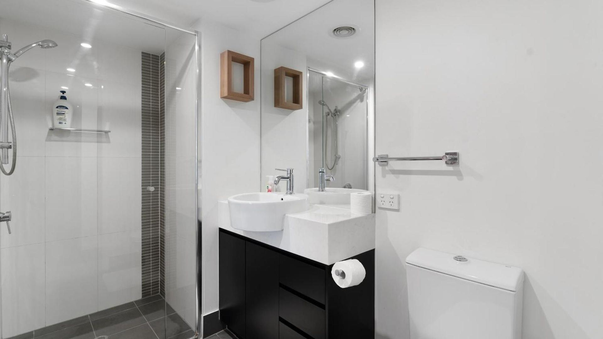 Discover Urban Bliss In Our 1-bedroom King Bed Apartment! Views And Cultural Gems Apartment *