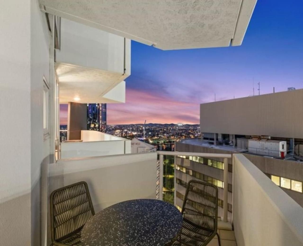 Lux Sub-penthouse With Casino Views *