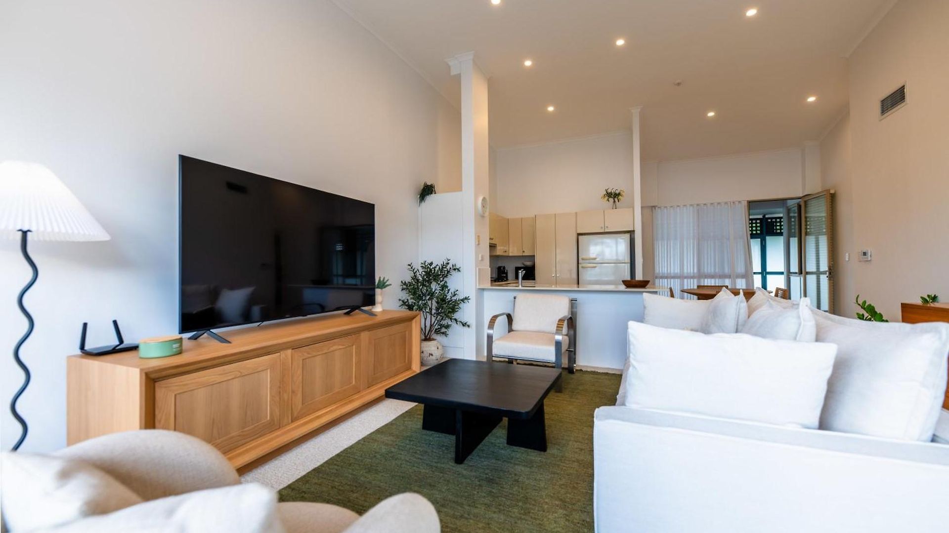 3 Bedrooms 2 Bathrooms W Parking & Pool Apartment *