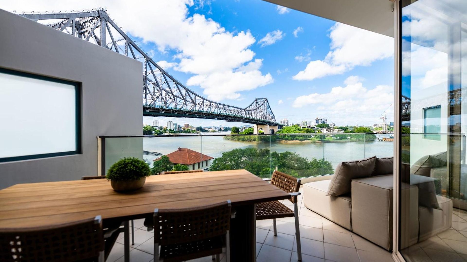 Apartment 3 Bedrooms 2 Bathrooms W Parking & Pool Brisbane