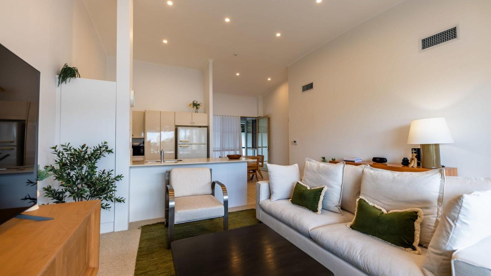 3 Bedrooms 2 Bathrooms W Parking & Pool Apartment