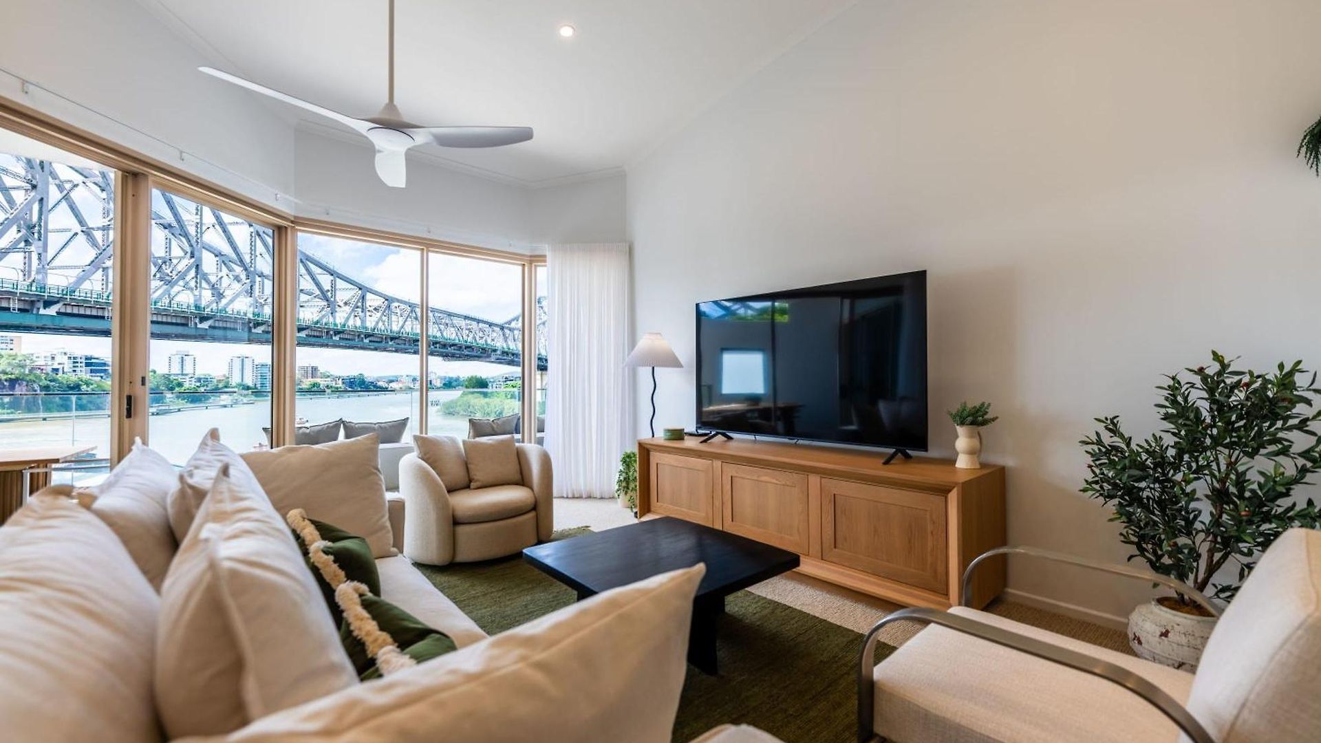 Apartment 3 Bedrooms 2 Bathrooms W Parking & Pool *