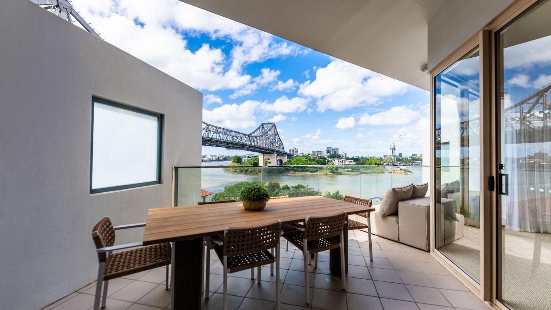 3 Bedrooms 2 Bathrooms W Parking & Pool Brisbane