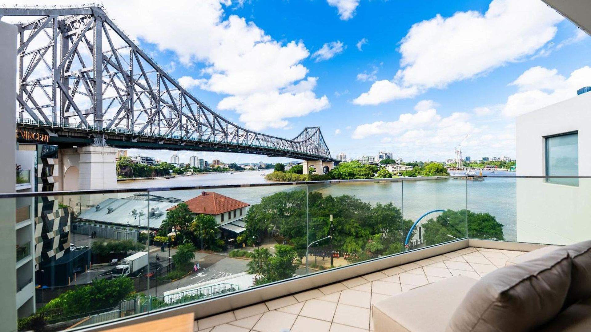 3 Bedrooms 2 Bathrooms W Parking & Pool Brisbane