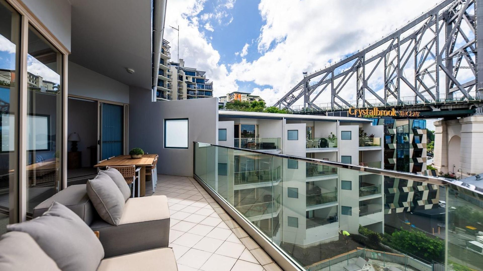 3 Bedrooms 2 Bathrooms W Parking & Pool Apartment