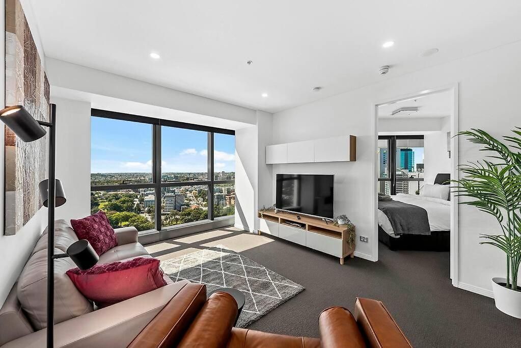 Infinity Excellence!~1bed/1bath/office/1car~views! Brisbane