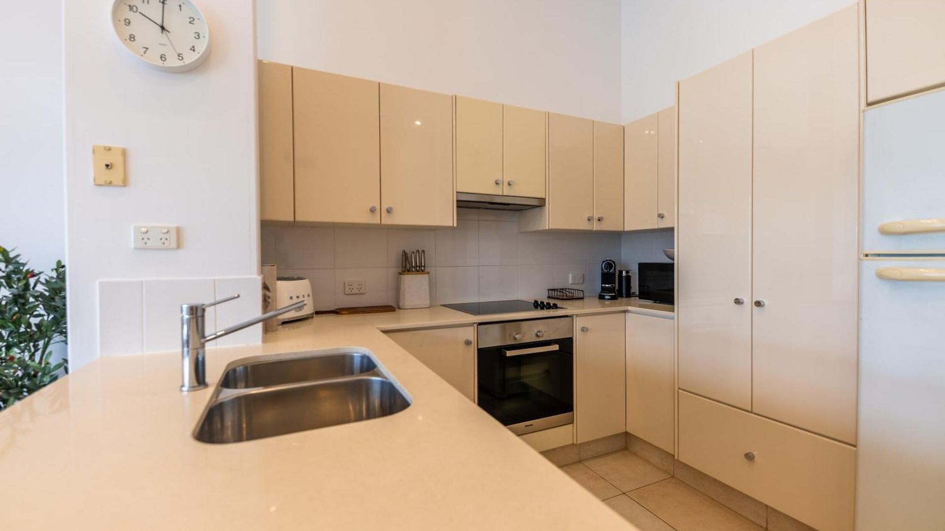 3 Bedrooms 2 Bathrooms W Parking & Pool Apartment