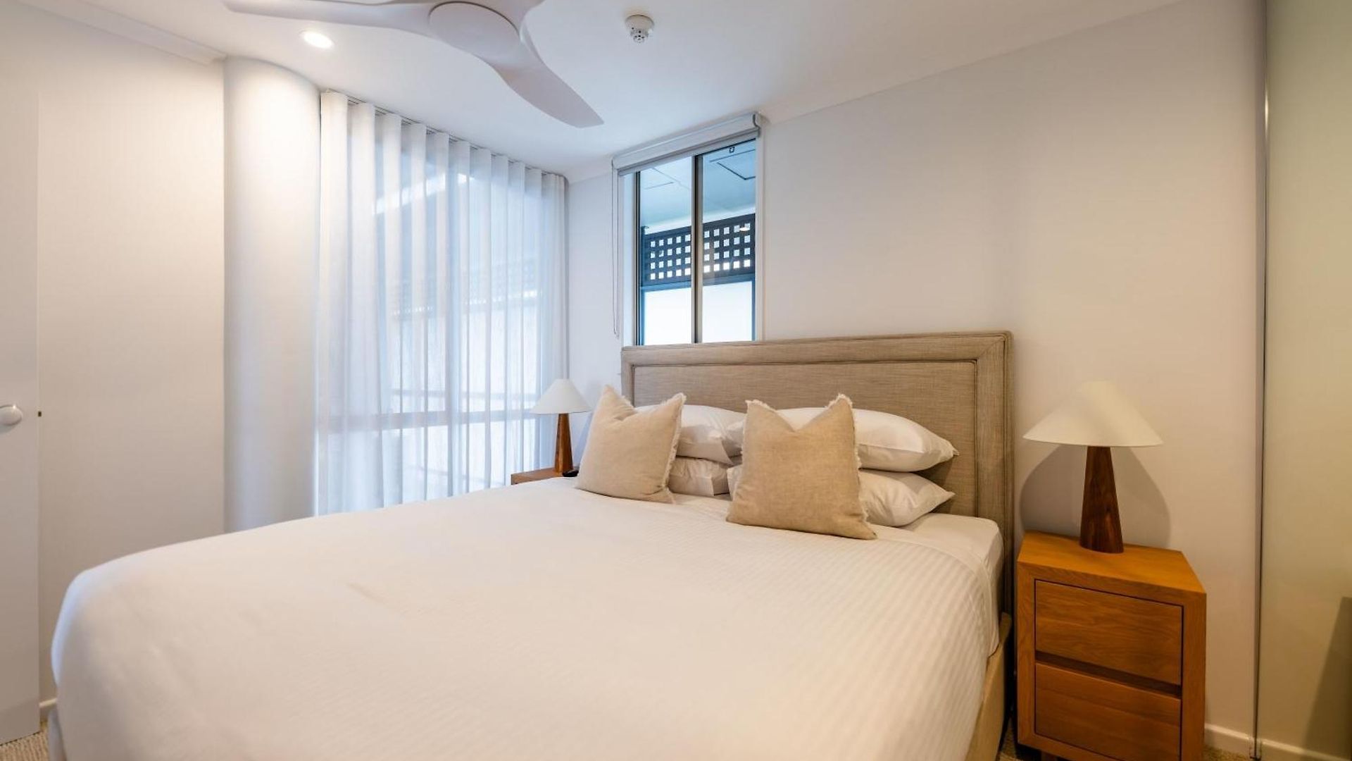 3 Bedrooms 2 Bathrooms W Parking & Pool * Brisbane
