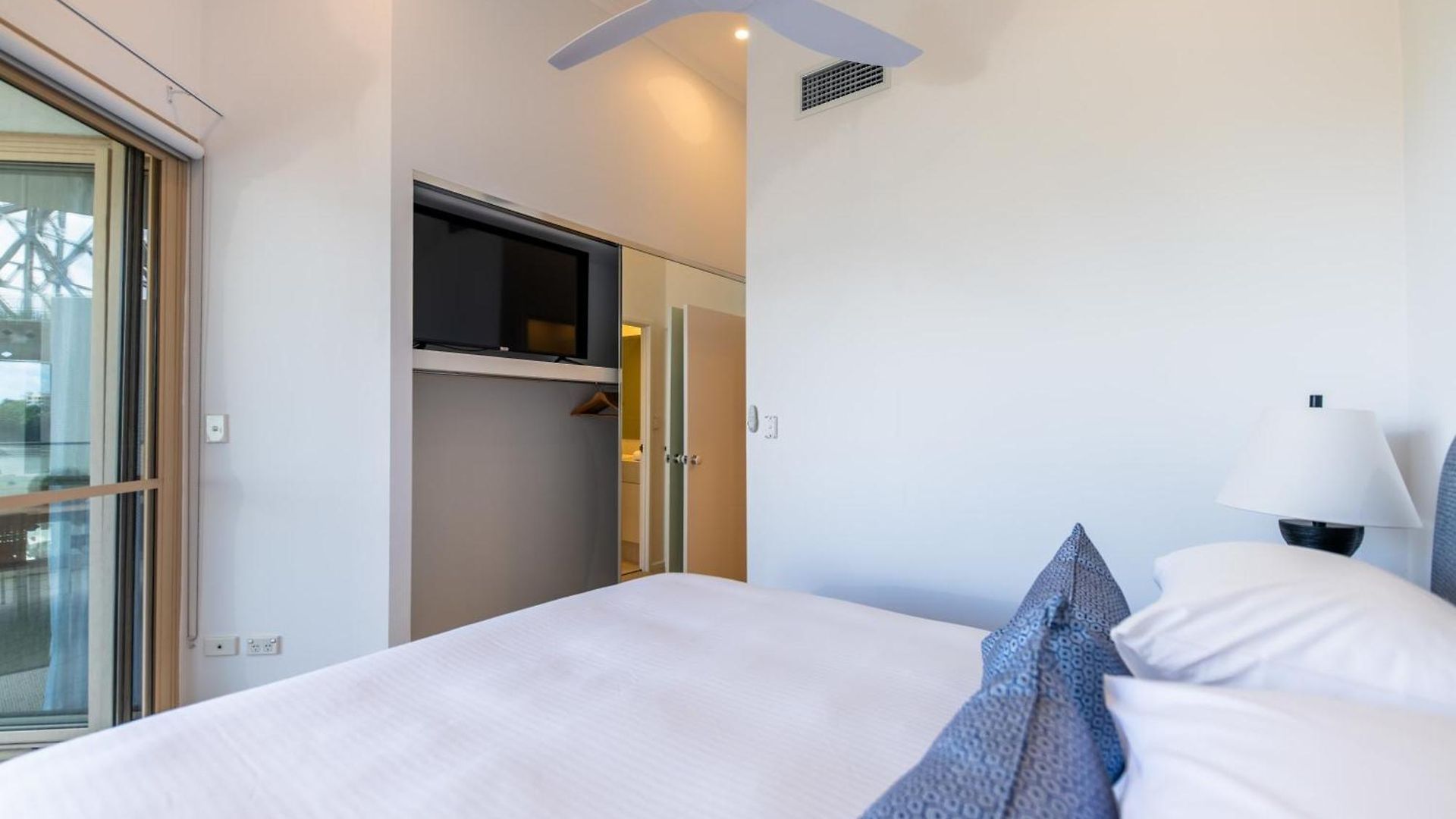 3 Bedrooms 2 Bathrooms W Parking & Pool Apartment *