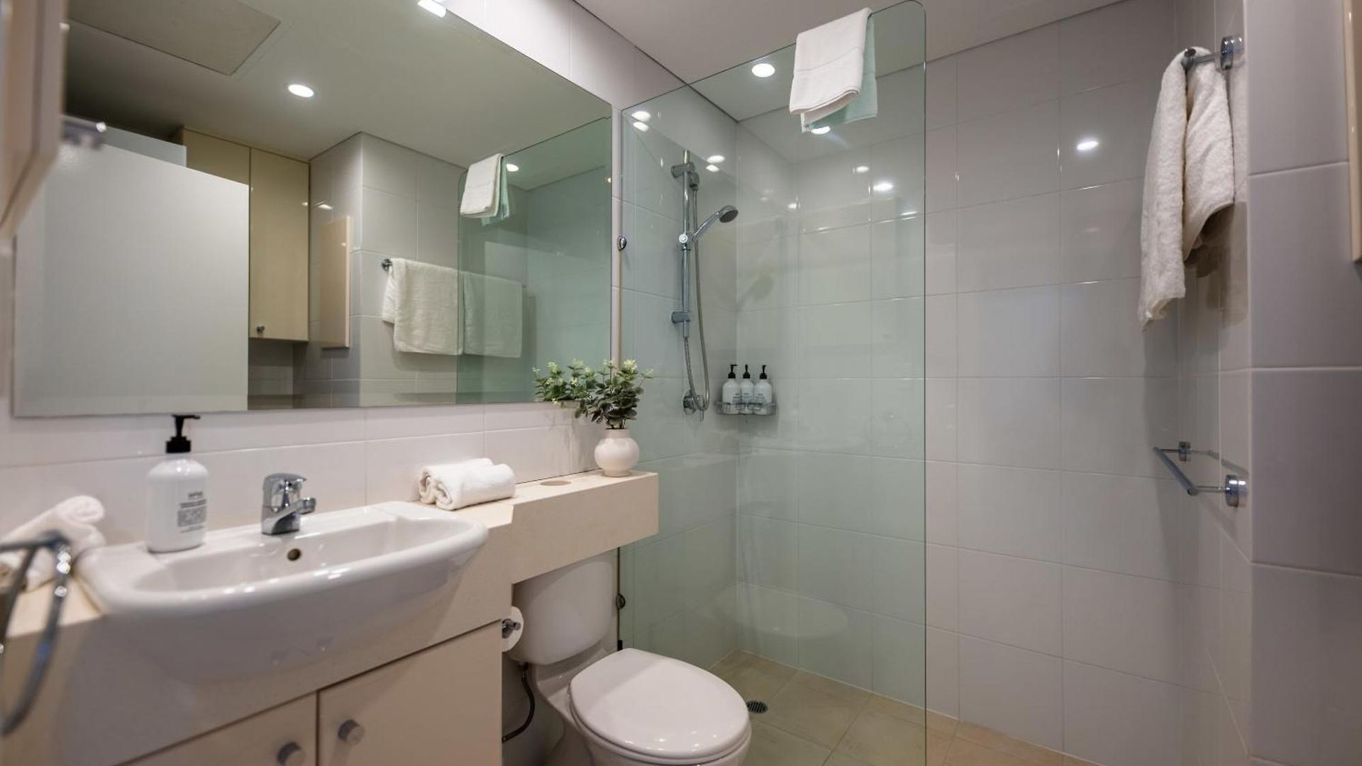 3 Bedrooms 2 Bathrooms W Parking & Pool Apartment