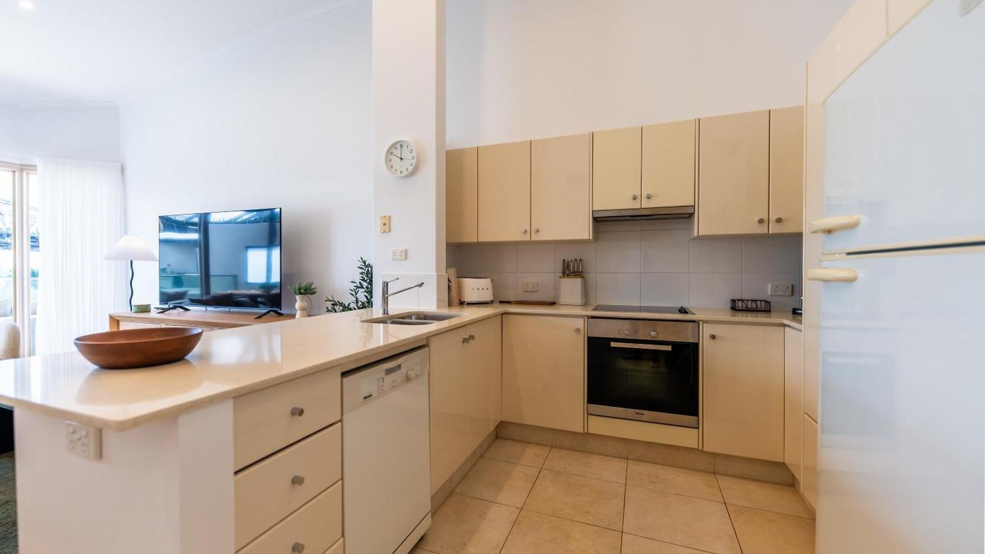 3 Bedrooms 2 Bathrooms W Parking & Pool