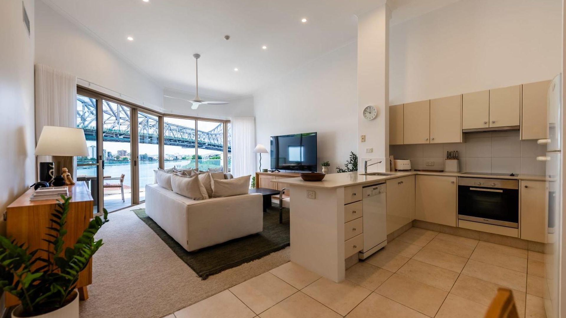 Apartment 3 Bedrooms 2 Bathrooms W Parking & Pool *