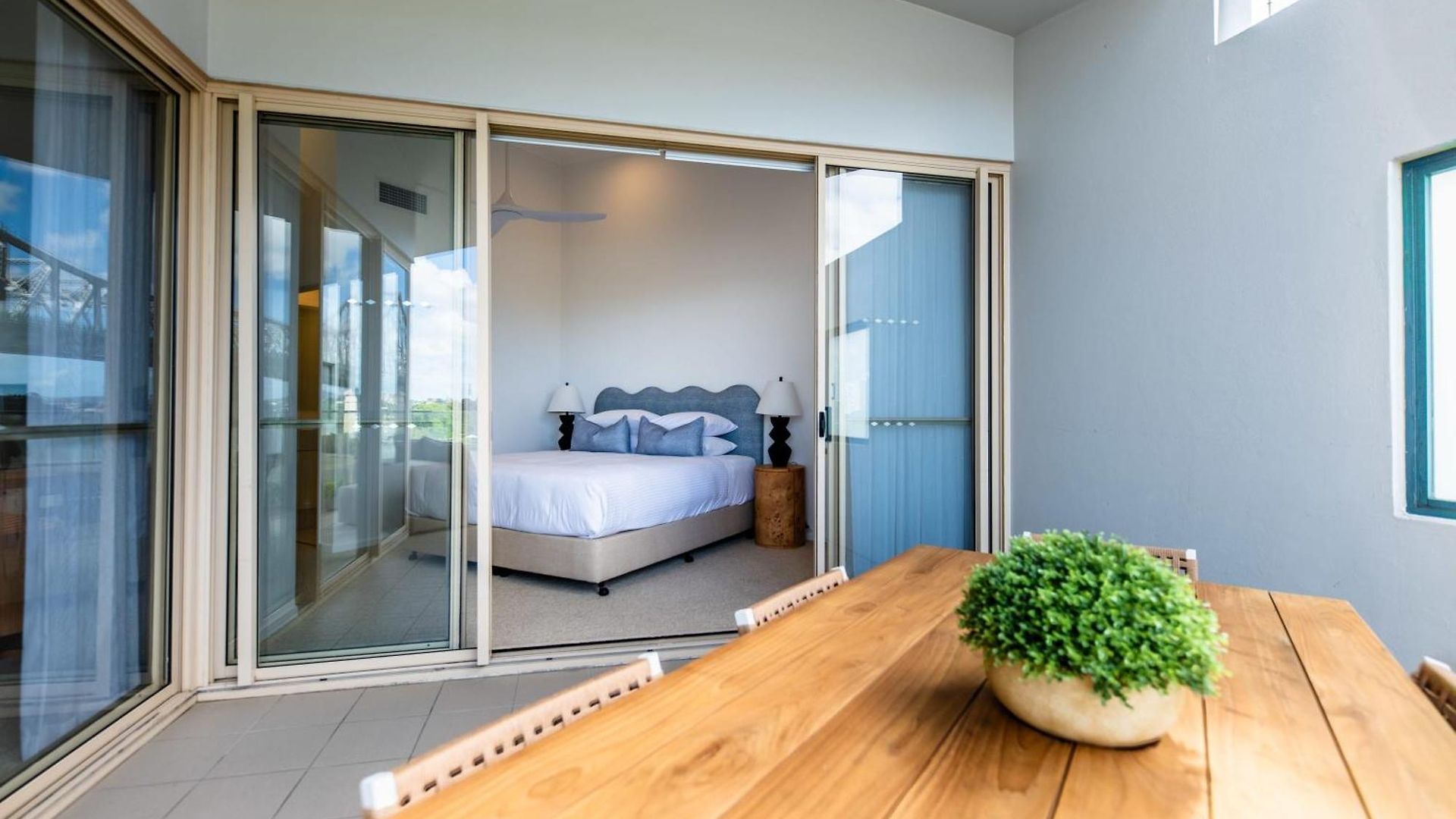 3 Bedrooms 2 Bathrooms W Parking & Pool Apartment Brisbane