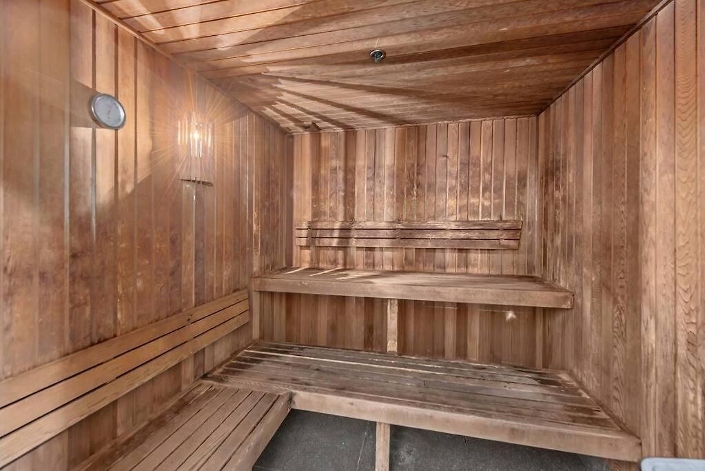 Apartment Infinity Excellence!~1bed/1bath/office/1car~views! *