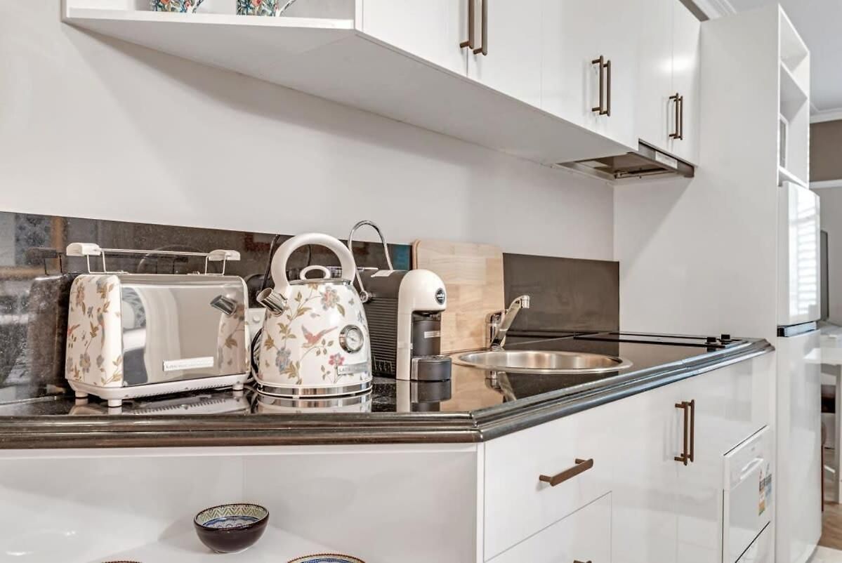 Convenience And Comfort 1br Walk To Queen St Mall Apartment