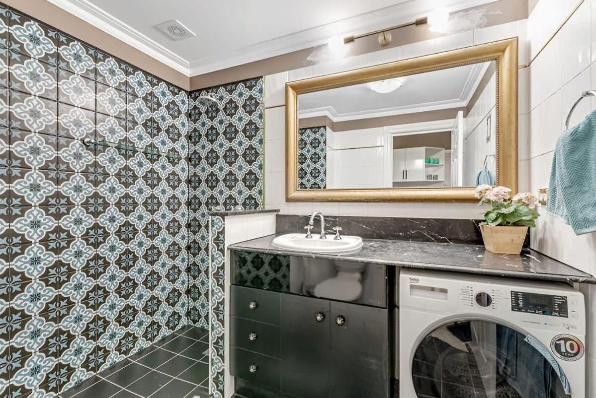 Convenience And Comfort 1br Walk To Queen St Mall